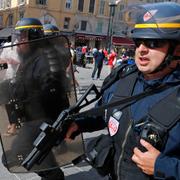 Kravallutrustad polis i Marseille