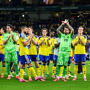 Svenska laget tackar publiken efter matchen.