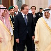 Statsminister Stefan Löfven med Riyadhs guvernör Faisal bin Bandar Al Saud (th) på söndagen.