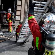 Räddningstjänst på plats vid banken som sattes i brand.