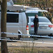 Polis står bredvid bilen där mannen hittades dö.