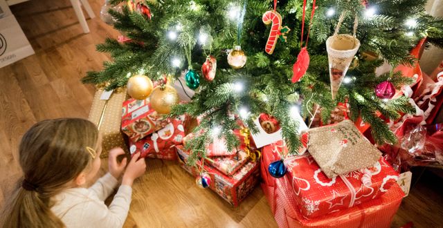 Child in Trondheim looks at gifts under the christmas tree, 2017. Kallestad, Gorm / NTB
