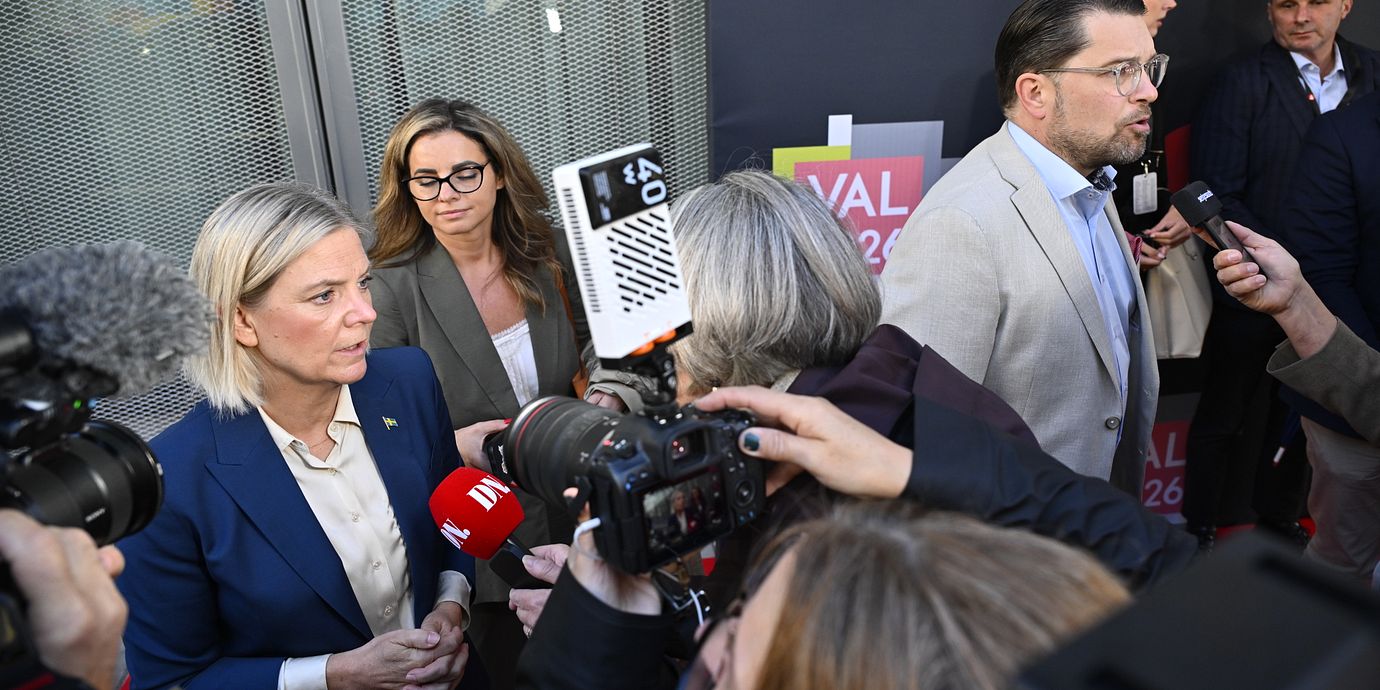 Socialdemokraternas partiledare Magdalena Andersson och Sverigedemokraternas Jimmie Åkesson anländer till torsdagens partiledardebatt i TV4.
