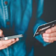 Bitcoin har fallit mer än 50 procent sedan oktobertoppen. 