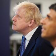 Dåvarande premiärminister Boris Johnson tillsammans med nuvarande, Rishi Sunak.