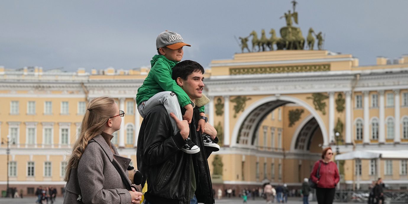 Familj i Sankt Petersburg. Illustrationsbild.