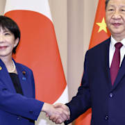 Kinas president Xi Jinping skakar hand med Japans premiärminister Sanae Takaichi inför deras möte i Sydkorea den 31 oktober 2025.