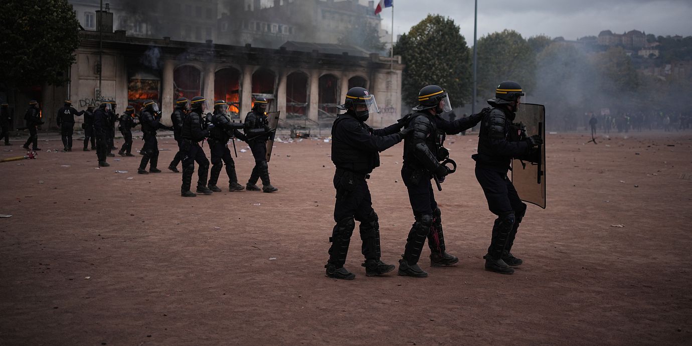 Poliser i Paris, 17 oktober.