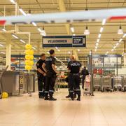 Polisen på plats i butiken där attacken skedde.