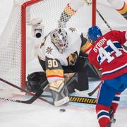 Robin Lehner stoppar pucken framför två Montreal-spelare