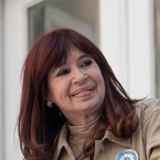 Cristina Fernandez de Kirchner möter anhängare utanför sitt hem i Buenos Aires efter domen den 13 november 2024. 