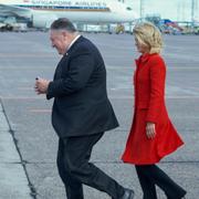 Pompeo tillsammans med ambassadören Carla Sands.