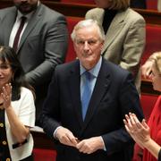 Premiärminister Michel Barnier får applåder efter ett anförande i parlamentet inför onsdagens omröstning.