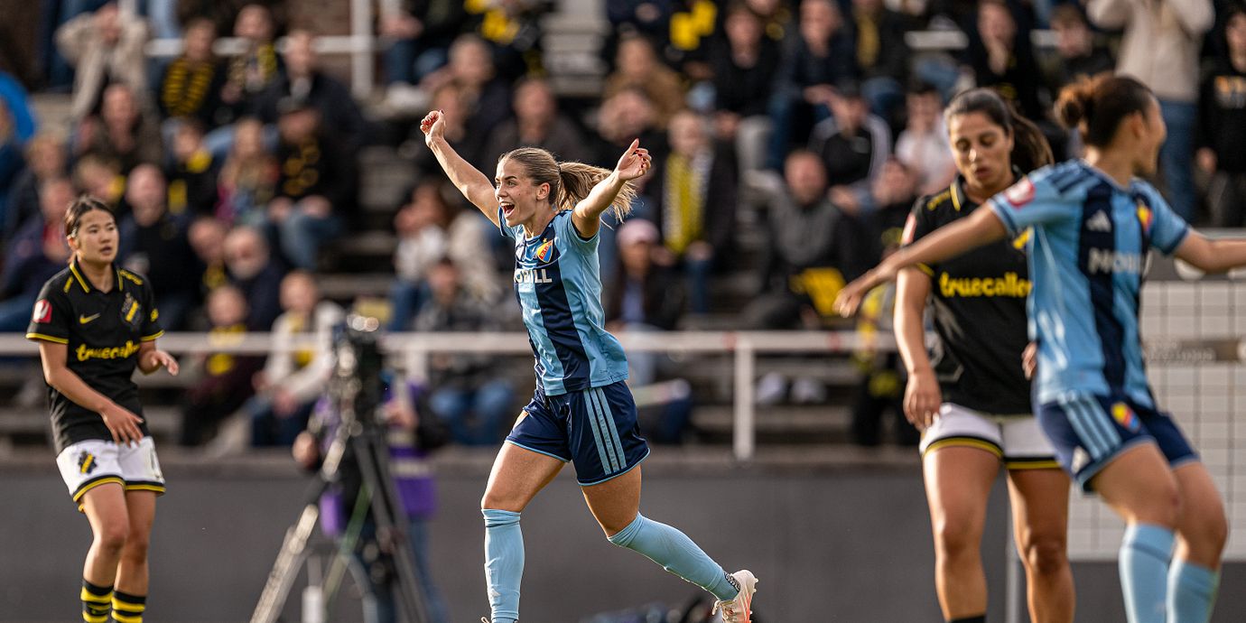 Djurgårdens Johanna Renmark jublar efter 1-2.