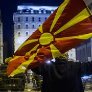 En demonstrant med en makedonsk flagga i Skopje tidigare i veckan.