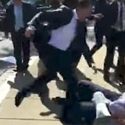 Stillbild ur video som visar hur livvakt sparkar en demonstrant i huvudet