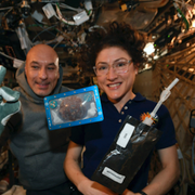 Den rödbladiga salladen som odlats på ISS är nyttig och ätbar / Astronauterna Luca Parmitano och Christina Koch visar upp ett lyckat kakbak på ISS.