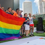 Deltagare håller in en regnbågsflagga inför invigningen av Hongkong Gay Games.