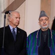 Joe Biden, som vicepresident, och Hamid Karzai, under ett möte i Washington 2009. 