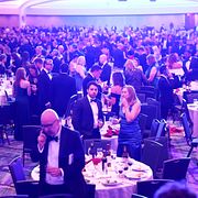 Gäster börjar lämna middagen.