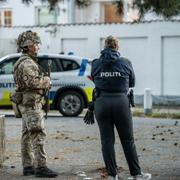 Polis på plats vid Israels ambassad i Köpenhamn. 