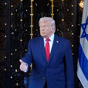 USA:s president Donald Trump hälsar på Benjamin Netanyahu i december 2025.