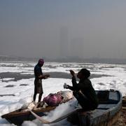 Det är inte snö, utan ett kemiskt skum bildat av föroreningar som täcker floden Yamuna i New Delhi.