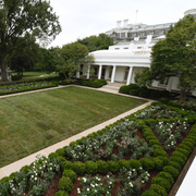 George W Bush och Mahmoud Abbas/Rosenträdgården efter att Melania Trump renoverade den 2020. 