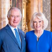 Kung Charles och drottninggemål Camilla på ett officiellt porträtt inför kröningen.