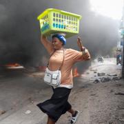  Invånare i Port-au-Prince sköter vardagssysslor i samband med demonstration mot premiärministern Ariel Henry, 5 februari.