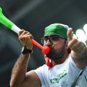 En iransk supporter med vuvuzela.