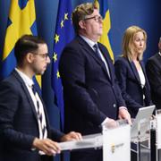 Robert Hannah (L), Justitieminister Gunnar Strömmer (M), Katja Nyberg (SD) och Ingemar Kihlström (KD) håller pressträff.