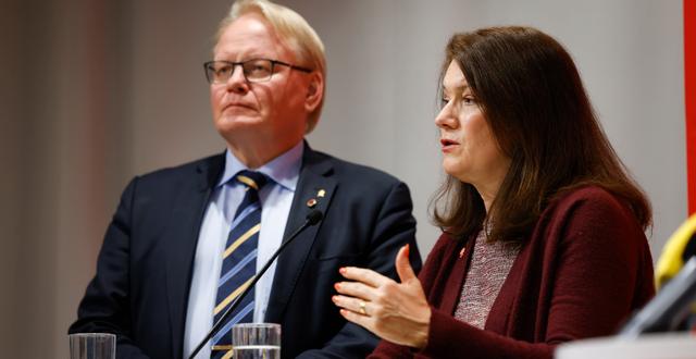 Hultqvist (S) och utrikesminister Ann Linde (S).  Fredrik Persson/TT