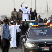 Omar al-Bashir vid flygplatsen i Khartoum