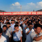 Tiotusentals nordkoreaner samlade vid Kim II Square.