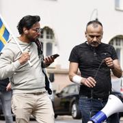 Salwan Momika vid manifestation utanför Iraks ambassad i Stockholm 2023.