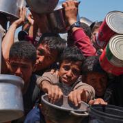 Pojkar i Gaza köar för mat.