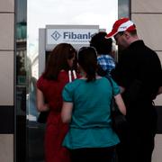 Kö till bankomat utanför en bulgarisk bank.