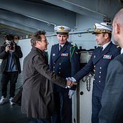 Kristersson ombord på det franska hangarfartyget Charles De Gaulle, arkivbild från 27 februari.