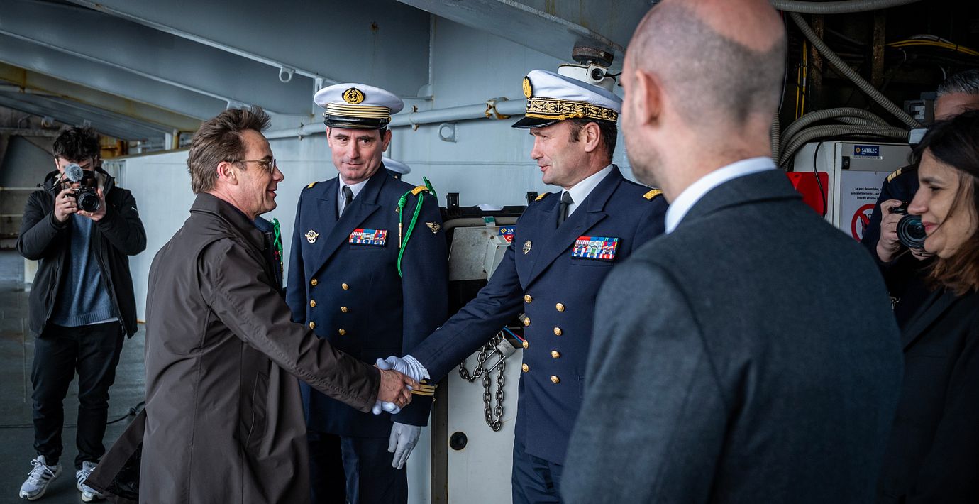 Kristersson ombord på det franska hangarfartyget Charles De Gaulle, arkivbild från 27 februari.