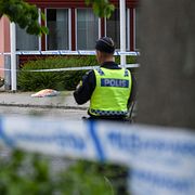 Polisen arbetar i bostadsområdet i Malmö där mannen som sköts till döds hittades. Arkivbild.