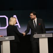 Magdalena Andersson (S) skakar hand med Jimmie Åkesson (SD).