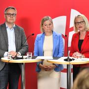 Socialdemokraternas partiordförande Magdalena Andersson (S) tillsammans med de två toppkandidaterna Heléne Fritzon (S) och Johan Danielsson (S) presenterar partiets valmanifest inför EU-valet. 