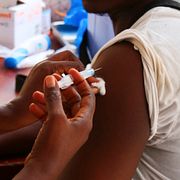 En person får vaccin mot ebola.