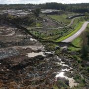 E6 vid Stenungsund är avstängd i båda riktningarna efter ett stort jordskred tidigt lördag morgon. 