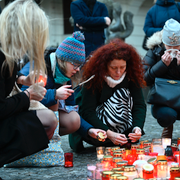 Poliser i Prag efter attacken/sörjande på en minnesplats vid universitetet.