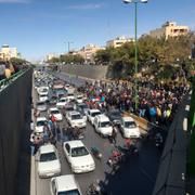 Demonstranter har blockerat en väg i Isfahan i Iran. 