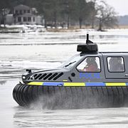 En svävare från sjöpolisen på övning.