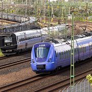 Ett Pågatåg möter ett Öresundståg strax norr om Malmö central.