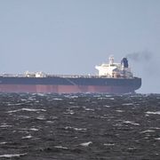 De ukrainska attackerna mot ryska mål i Finska viken slår hårt mot Rysslands oljeindustri. Bilden visar ett ryskt fartyg på väg mot Björkö.